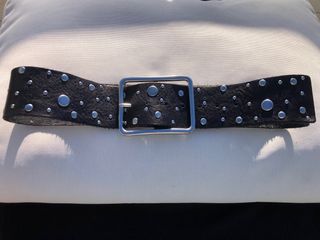 Cinturón de piel negro con tachuelas
