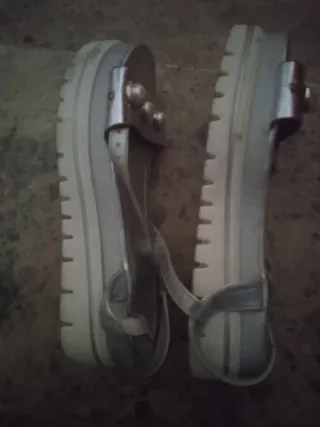 Sandalias plateadas con perlas