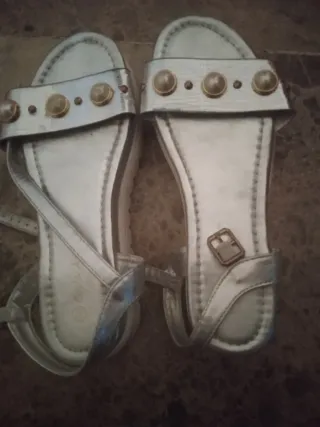 Sandalias plateadas con perlas
