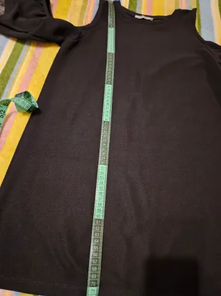 Vestido negro corto con hombros descubiertos