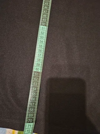 Vestido negro corto con hombros descubiertos