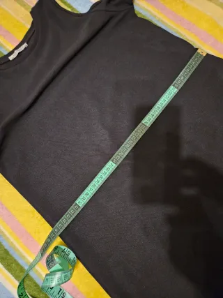 Vestido negro corto con hombros descubiertos