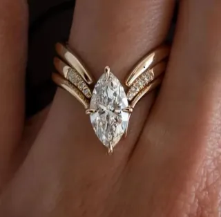 Anillo dorado y circonitas