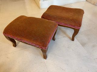 Banqueta y resposapies terciopelo y madera