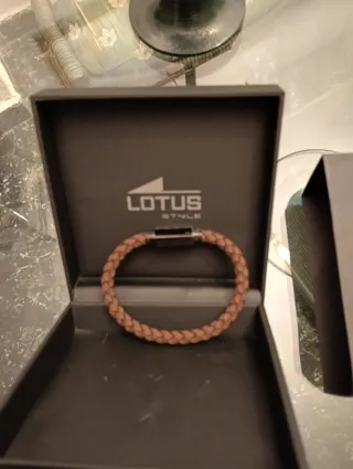 Pulsera Lotus trenzada cuero cierre magnético