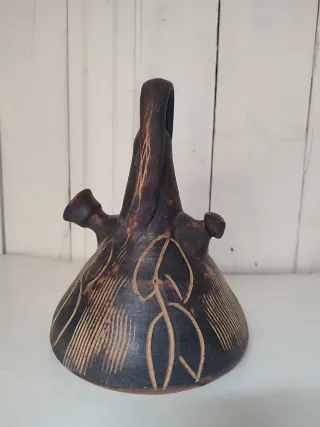 Botijo de barro artesanal