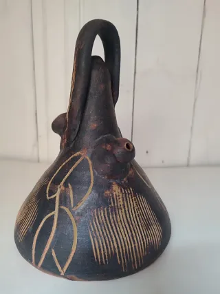 Botijo de barro artesanal