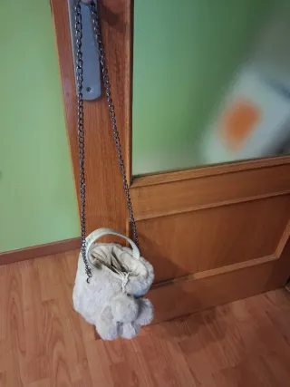 Bolso peludo beige con cadena