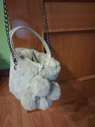 Bolso peludo beige con cadena