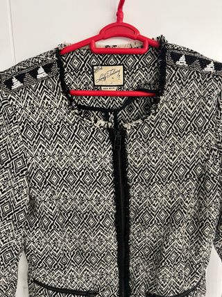 Chaqueta estampada negra y blanca