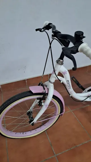 Bicicleta infantil rosa con asiento