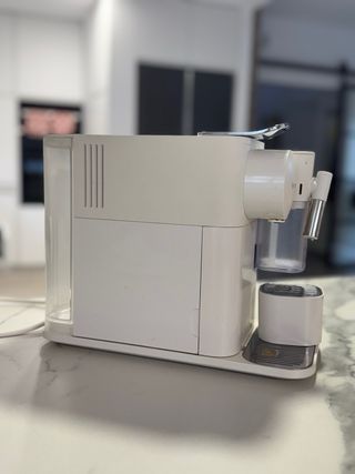 Cafetera Nespresso De'Longhi Lattissima One Blanca