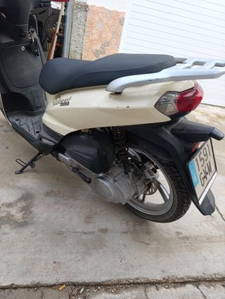 Cambio Peugeot Tweet 125 por moto para el campo.