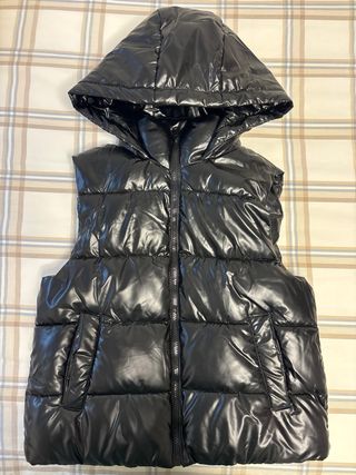 Chaleco negro con capucha brillante