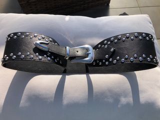 Cinturón negro tachuelas hebilla plateada