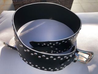 Cinturón negro tachuelas hebilla plateada