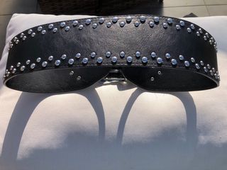 Cinturón negro tachuelas hebilla plateada