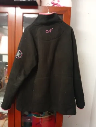 Abrigo negro con estampado floral