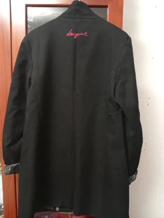 Abrigo negro con estampado floral