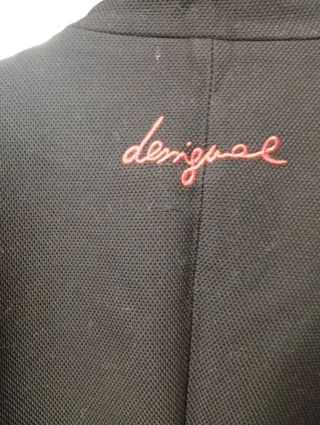 Abrigo negro con estampado floral