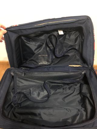 Maleta con ruedas y flores