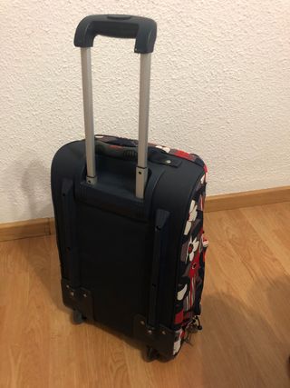 Maleta con ruedas y flores