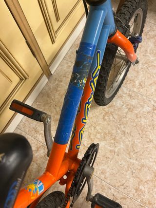 Bicicleta infantil naranja y azul
