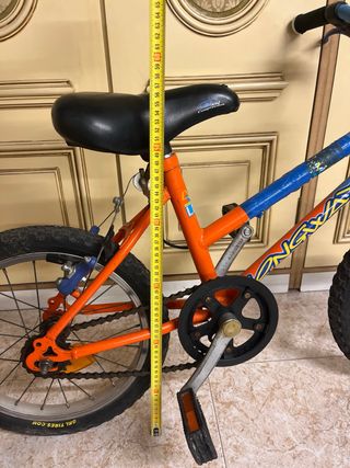 Bicicleta infantil naranja y azul