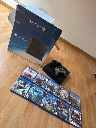 PS4 (PlayStation 4) + 11 giochi + 2 controller