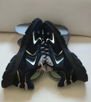 Lacoste L003 Zapatillas Negras y Doradas