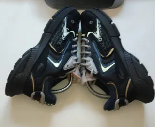 Lacoste L003 Zapatillas Negras y Doradas