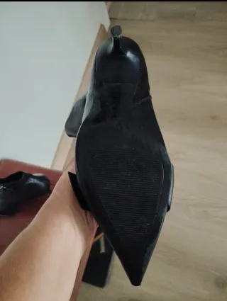 Botín piel tacón aguja hebilla