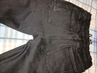 Pantalón chico negro roto