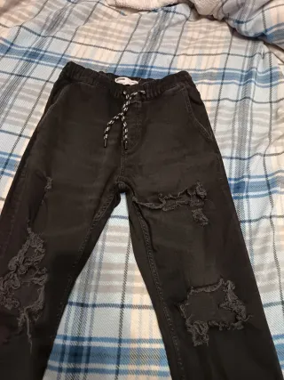 Pantalón chico negro roto