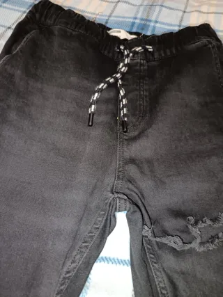 Pantalón chico negro roto