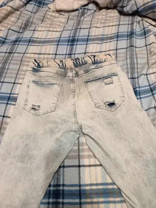 Pantalón chico negro roto