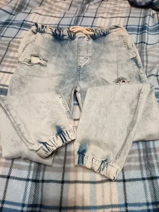 Pantalón chico negro roto