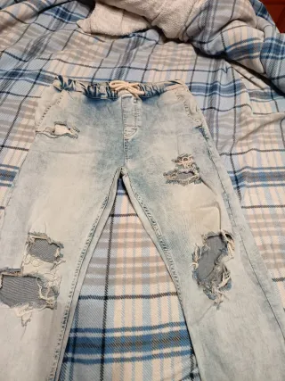 Pantalón chico negro roto