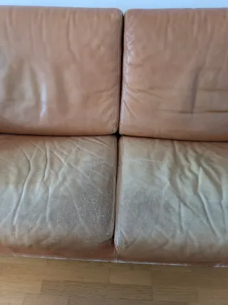 Sofá de piel marrón