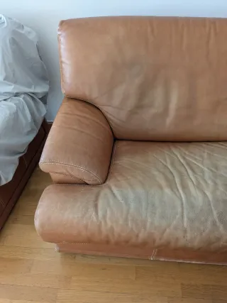 Sofá de piel marrón