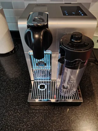 Cafetera Nespresso DeLonghi EN 750M