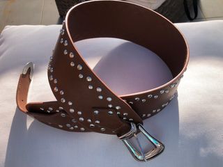 Cinturón ancho marrón con tachuelas
