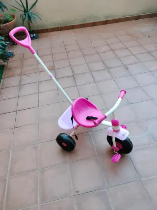 Triciclo infantil rosa con manillar