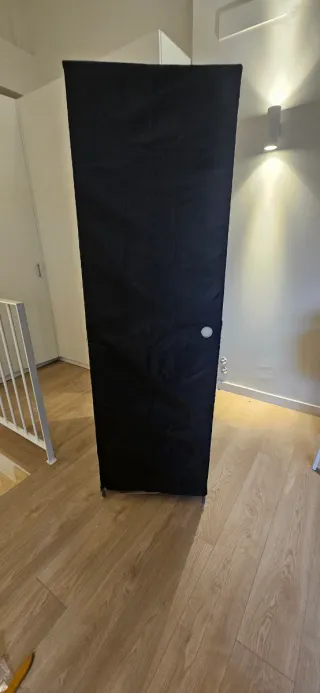 Guardaroba in tessuto nero