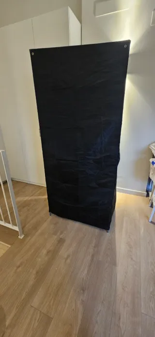 Guardaroba in tessuto nero