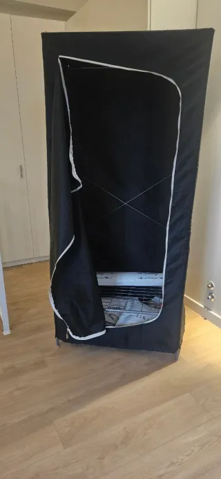 Guardaroba in tessuto nero