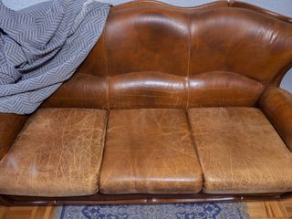 Conjunto Tresillo Orejero Clásico Piel y Madera