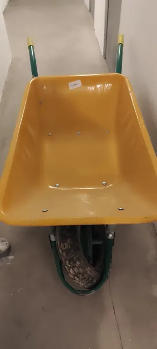 Carretilla Europea 90L Amarilla Neumática