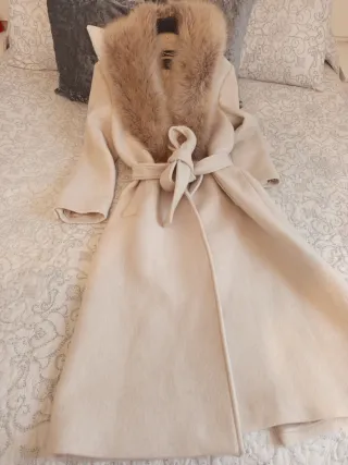 Abrigo beige con cuello de pelo
