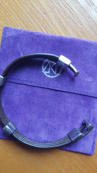 Pulsera Hombre Uno de 50 Plata y cuero marrón.